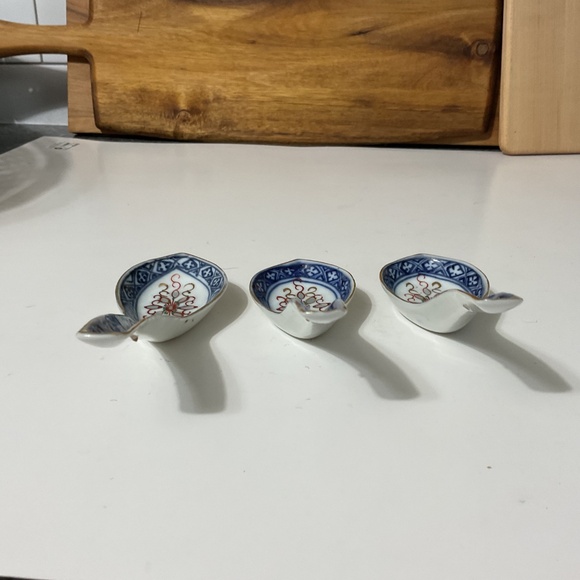 Set of 3 VTG Porcelain Soup Spoons Hand Painted Noodle Rice Blue Porcelain - Picture 3 of 4